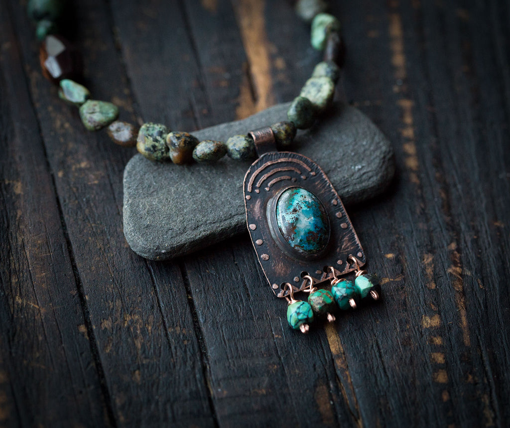 Naszyjnik etniczny z turkusami, chryzokolą, jaspisem i drewnem