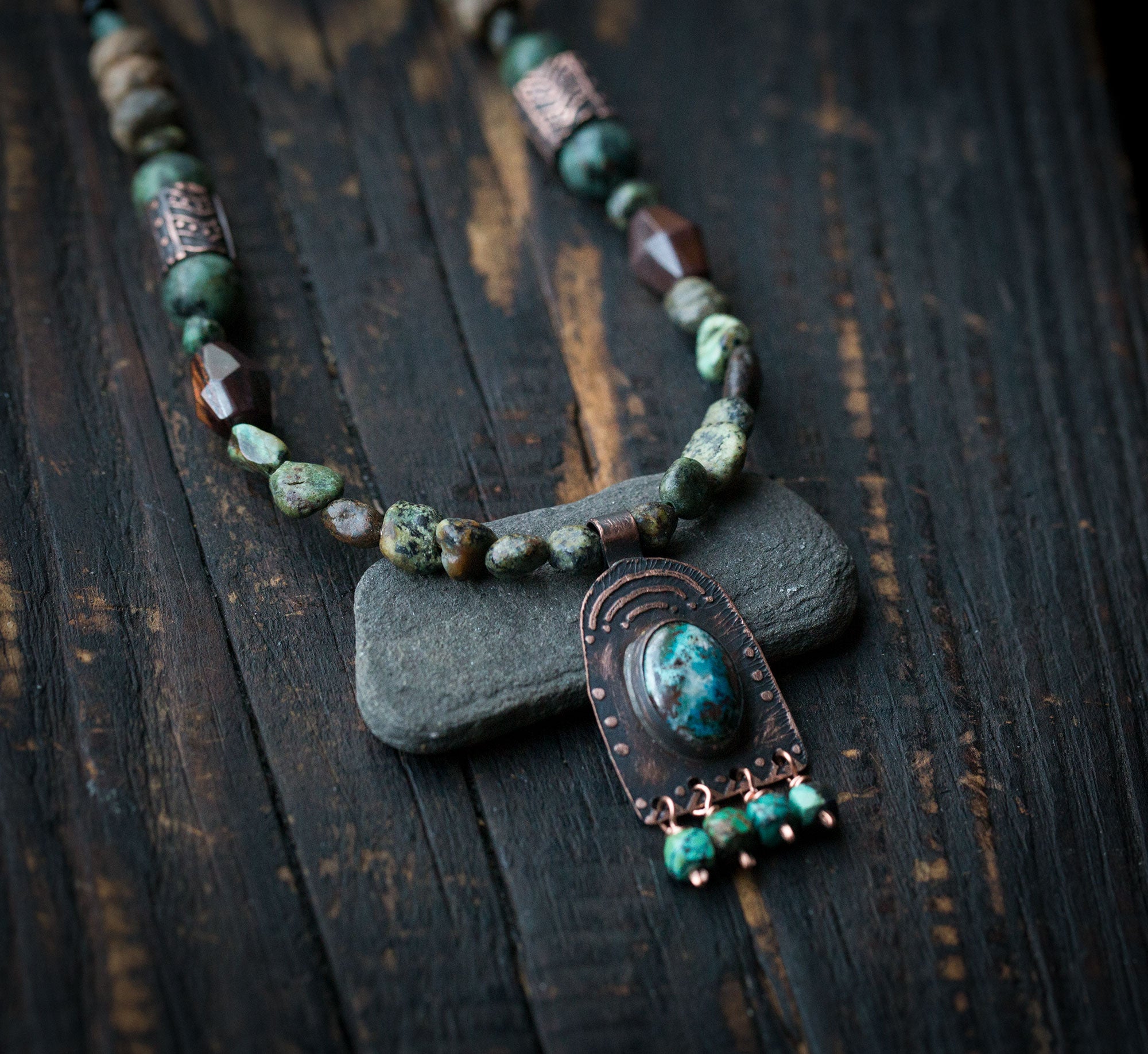 Naszyjnik etniczny z turkusami, chryzokolą, jaspisem i drewnem