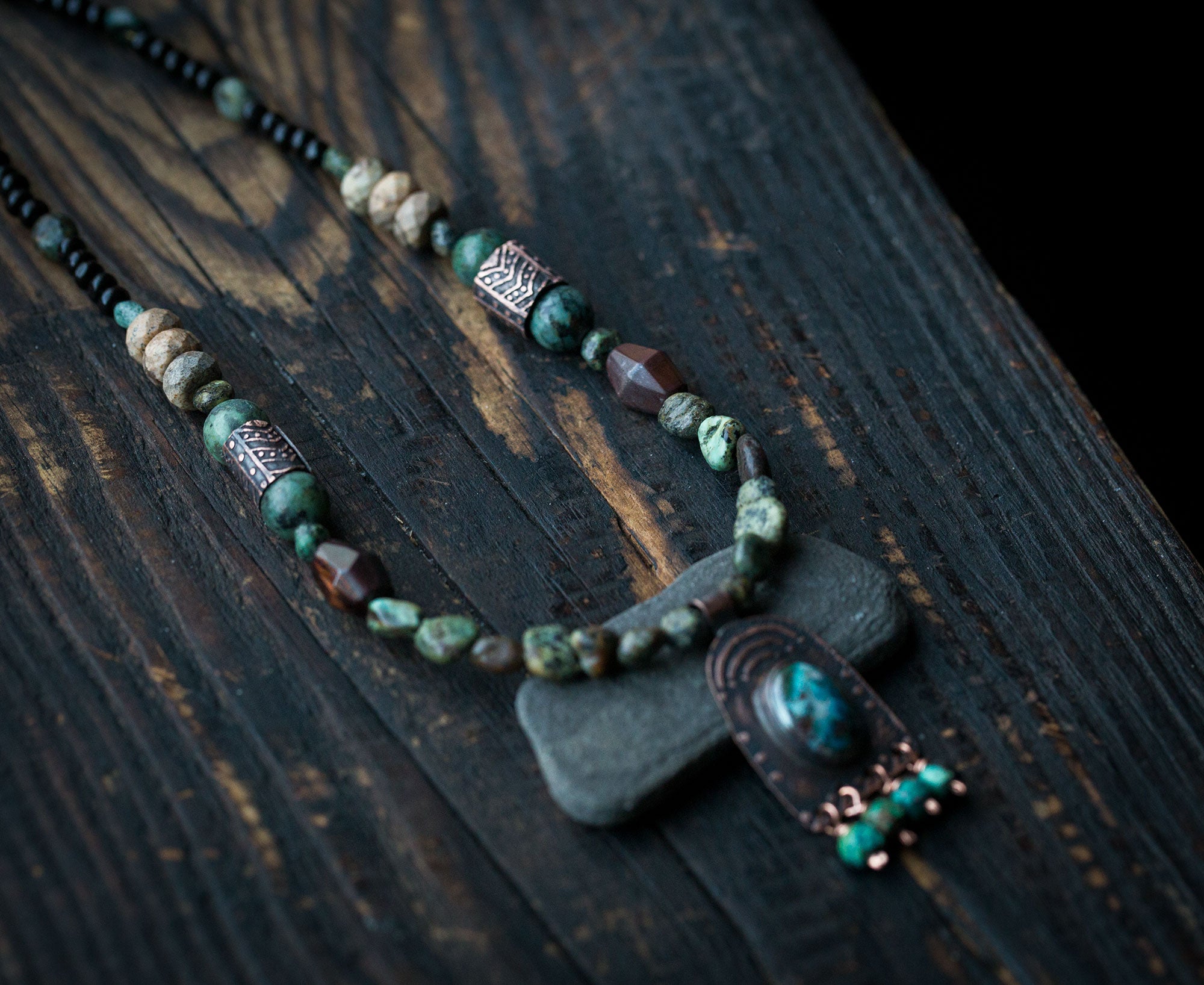 Naszyjnik etniczny z turkusami, chryzokolą, jaspisem i drewnem