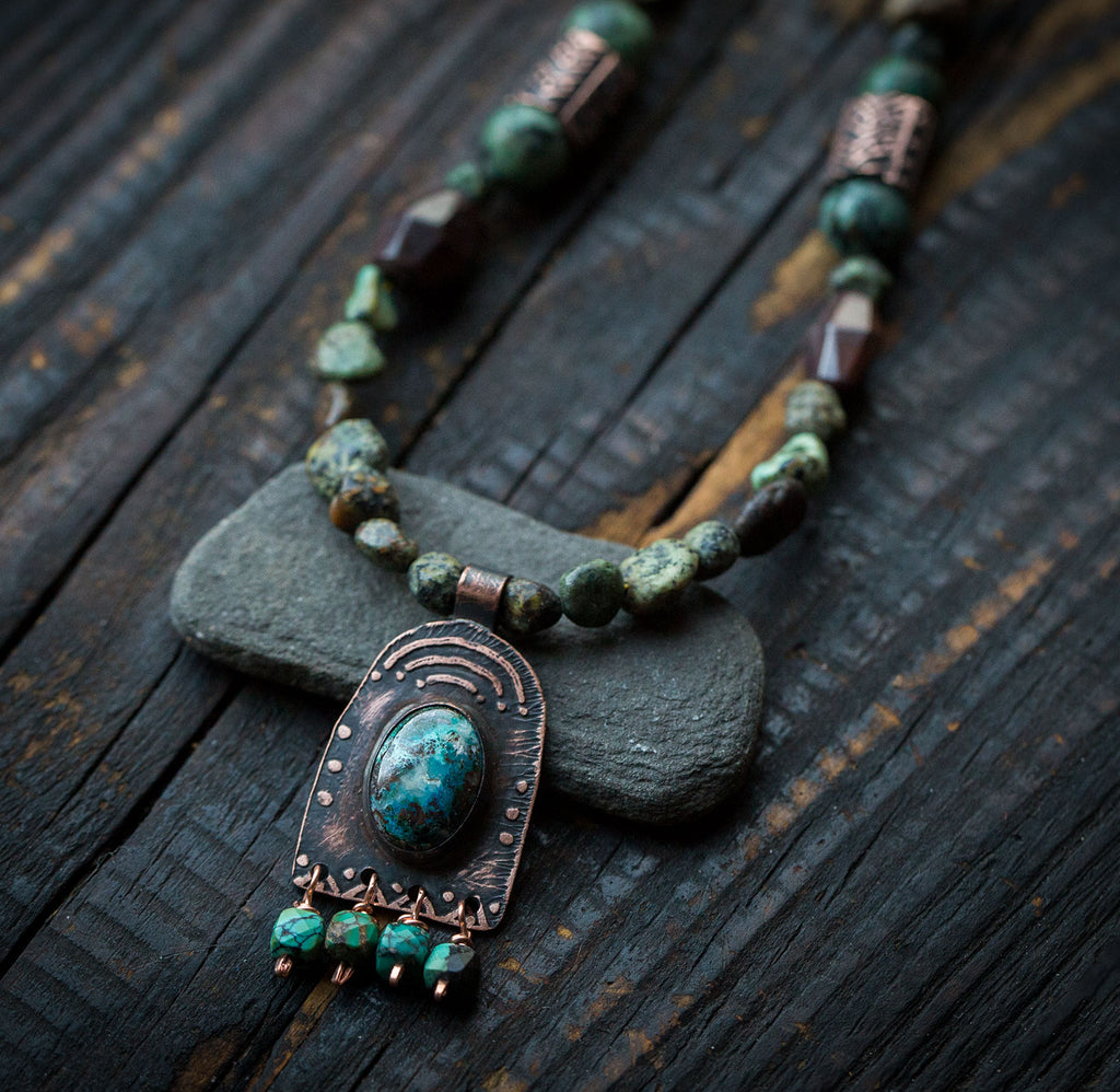 Naszyjnik etniczny z turkusami, chryzokolą, jaspisem i drewnem