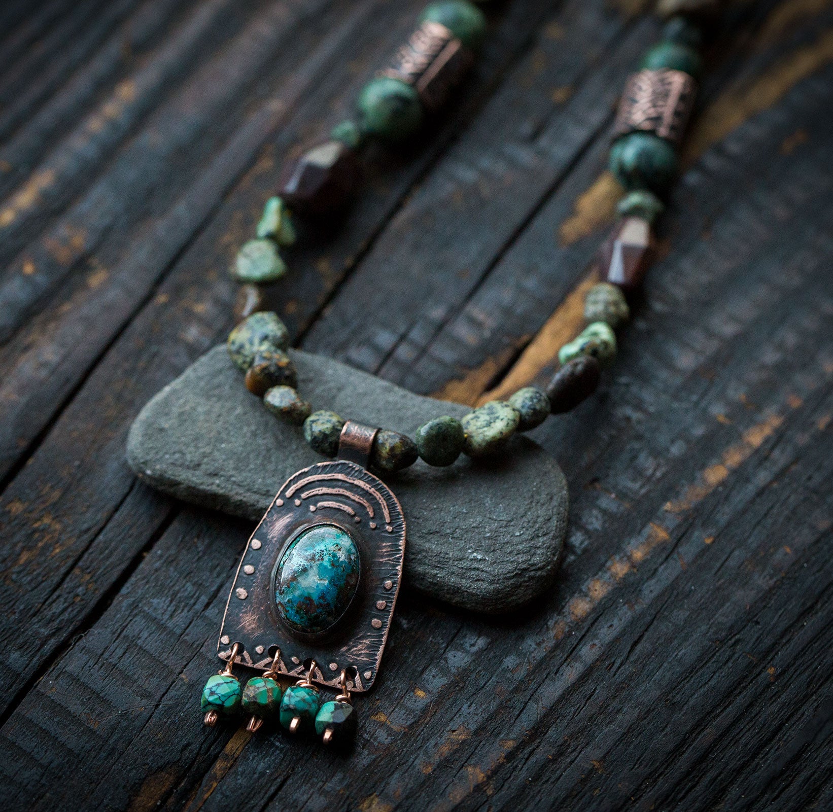 Naszyjnik etniczny z turkusami, chryzokolą, jaspisem i drewnem