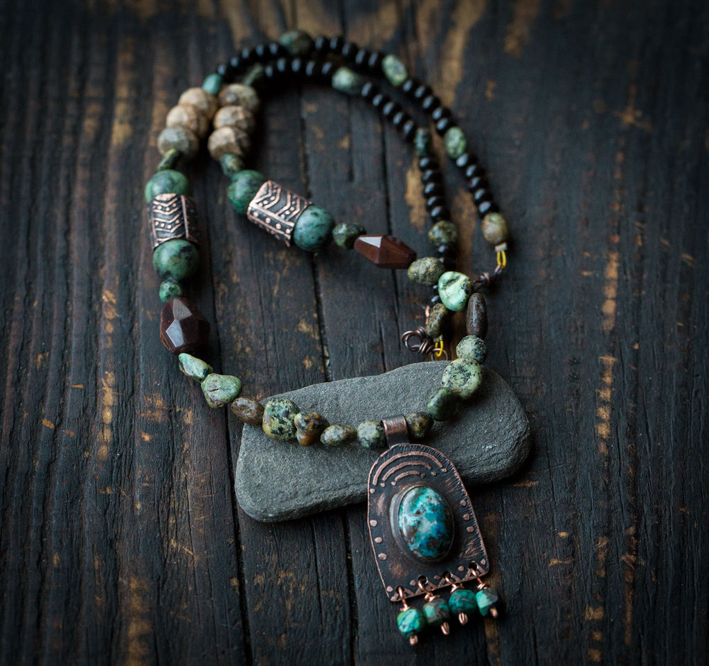 Naszyjnik etniczny z turkusami, chryzokolą, jaspisem i drewnem
