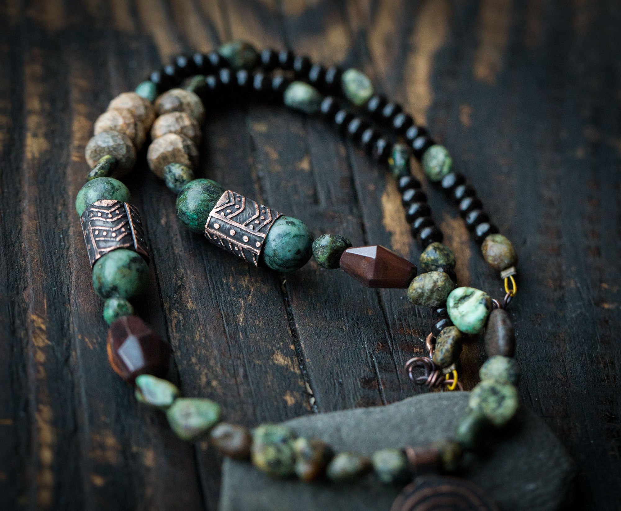 Naszyjnik etniczny z turkusami, chryzokolą, jaspisem i drewnem