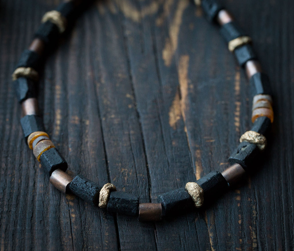 Naszyjnik etniczny miedziany z surowym czarnym turmalinem, bursztynem bałtyckim i glinianymi koralikami