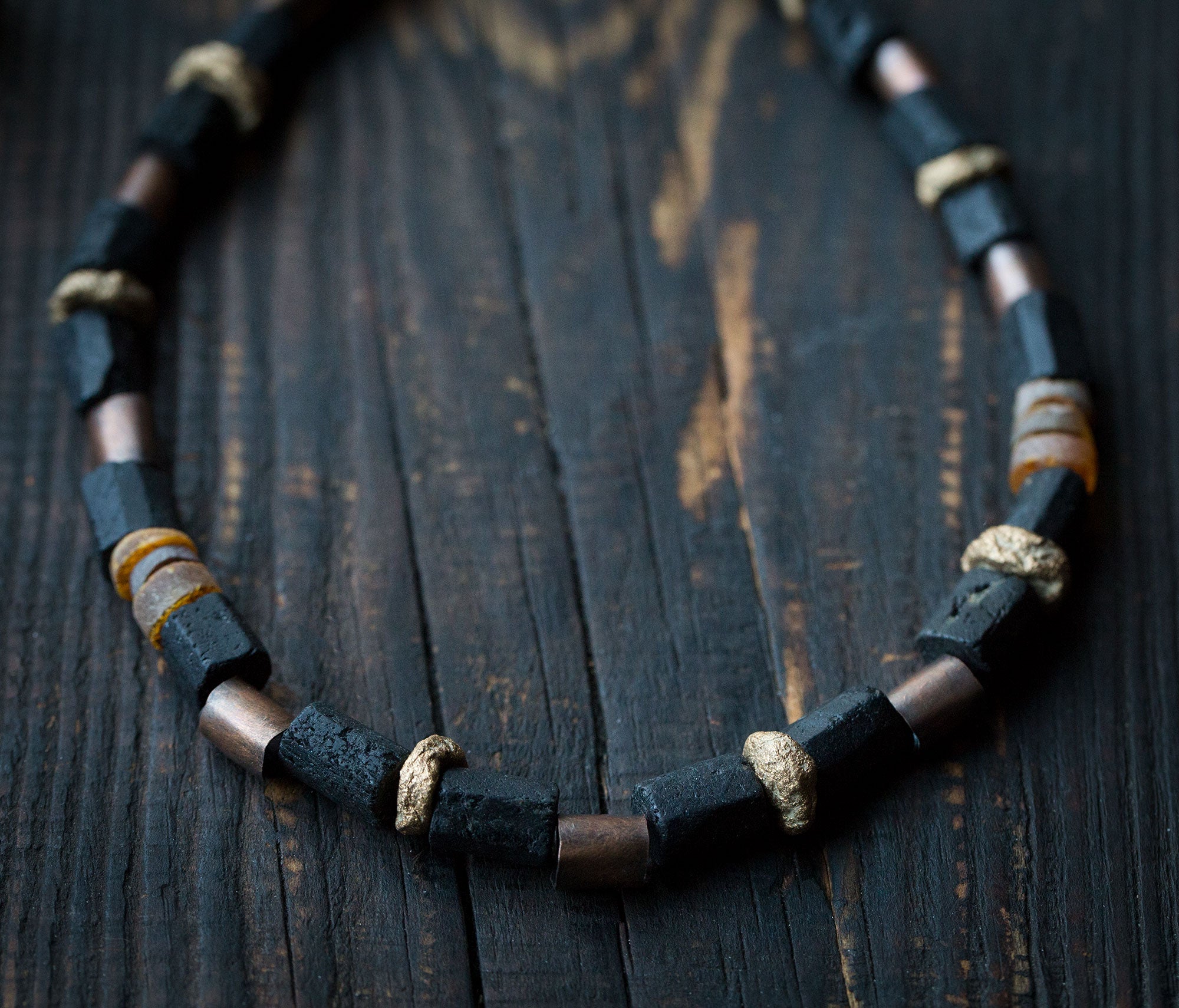 Naszyjnik etniczny miedziany z surowym czarnym turmalinem, bursztynem bałtyckim i glinianymi koralikami