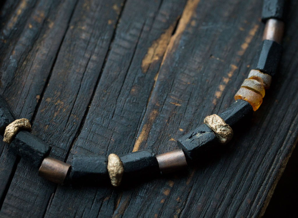 Naszyjnik etniczny miedziany z surowym czarnym turmalinem, bursztynem bałtyckim i glinianymi koralikami