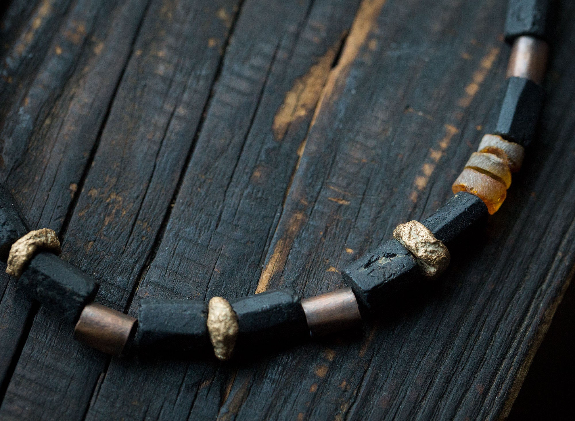 Naszyjnik etniczny miedziany z surowym czarnym turmalinem, bursztynem bałtyckim i glinianymi koralikami