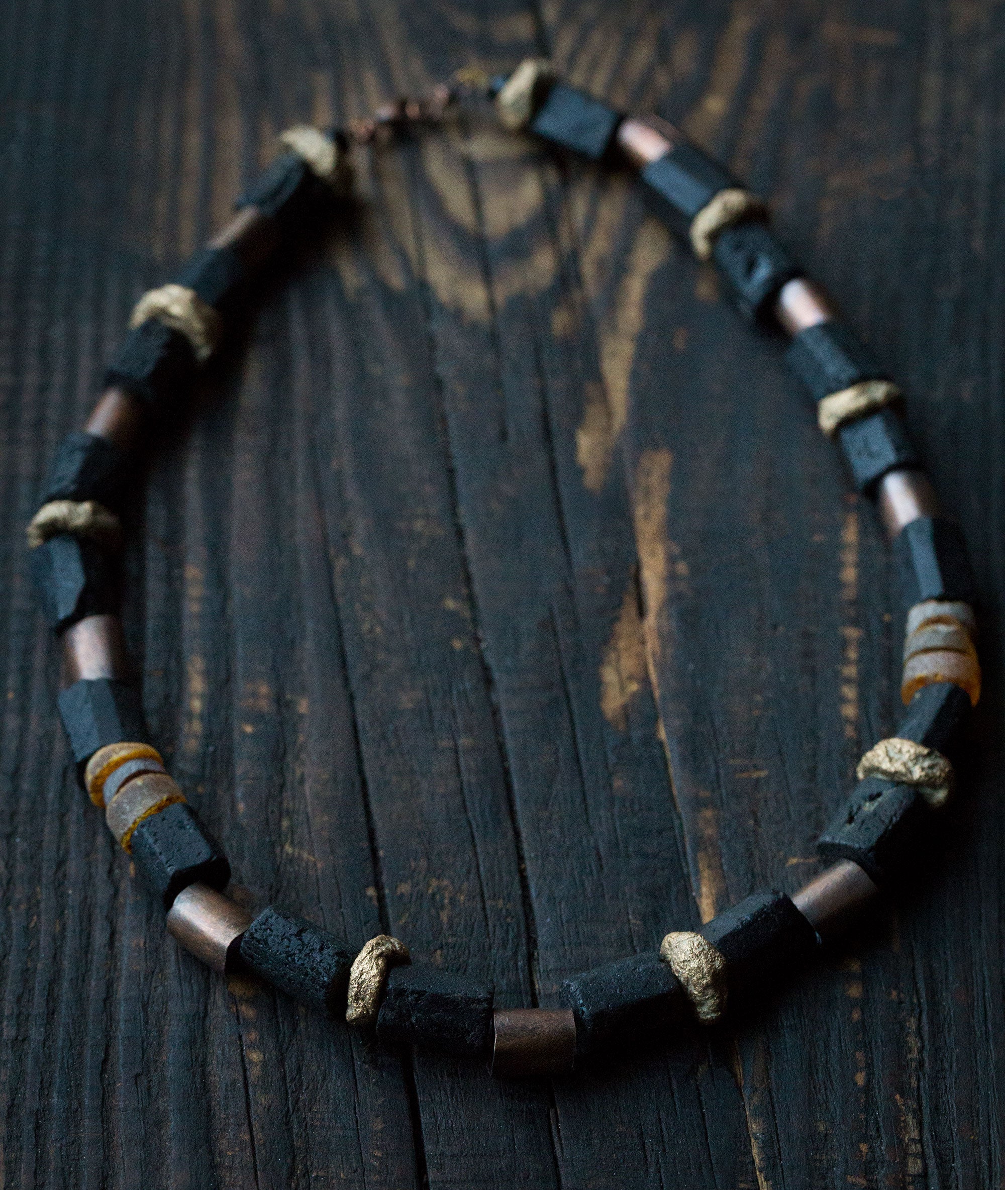 Naszyjnik etniczny miedziany z surowym czarnym turmalinem, bursztynem bałtyckim i glinianymi koralikami