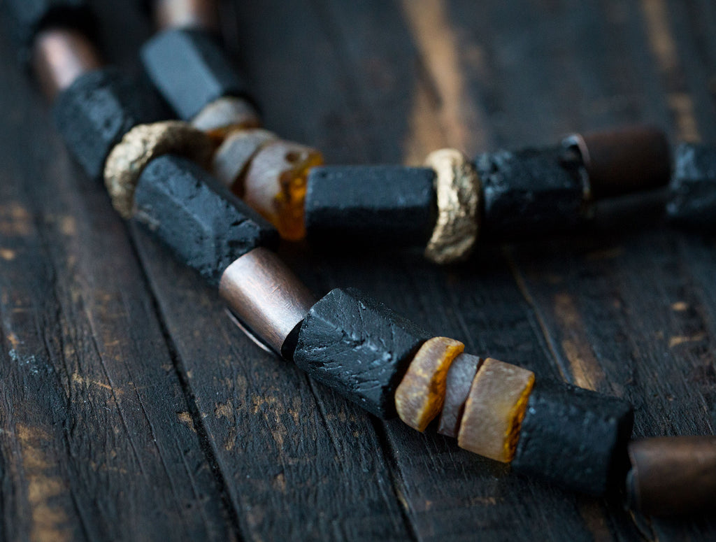 Naszyjnik etniczny miedziany z surowym czarnym turmalinem, bursztynem bałtyckim i glinianymi koralikami