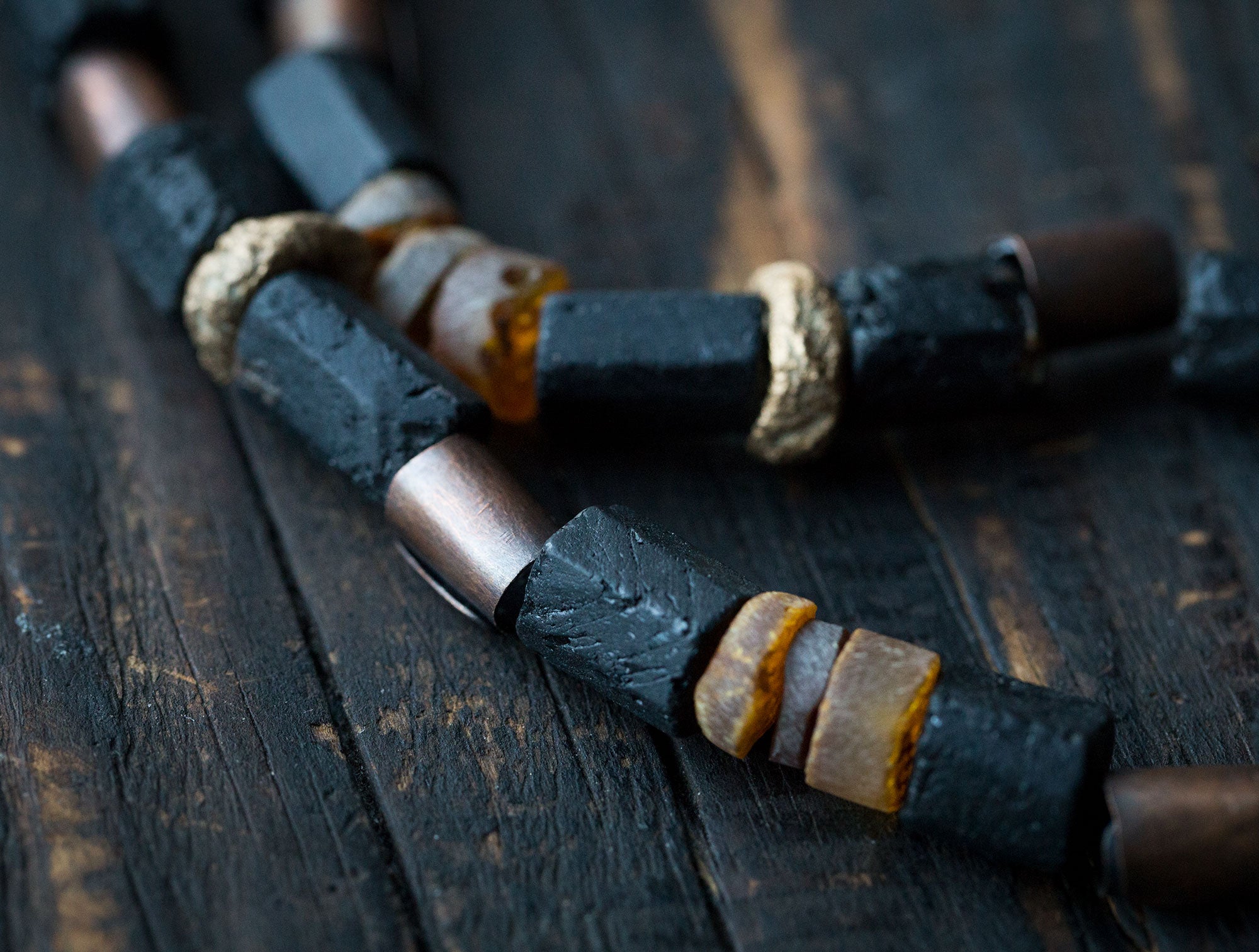 Naszyjnik etniczny miedziany z surowym czarnym turmalinem, bursztynem bałtyckim i glinianymi koralikami