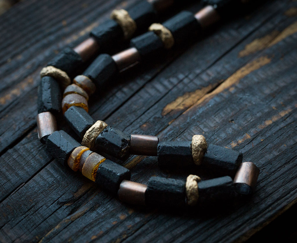 Naszyjnik etniczny miedziany z surowym czarnym turmalinem, bursztynem bałtyckim i glinianymi koralikami