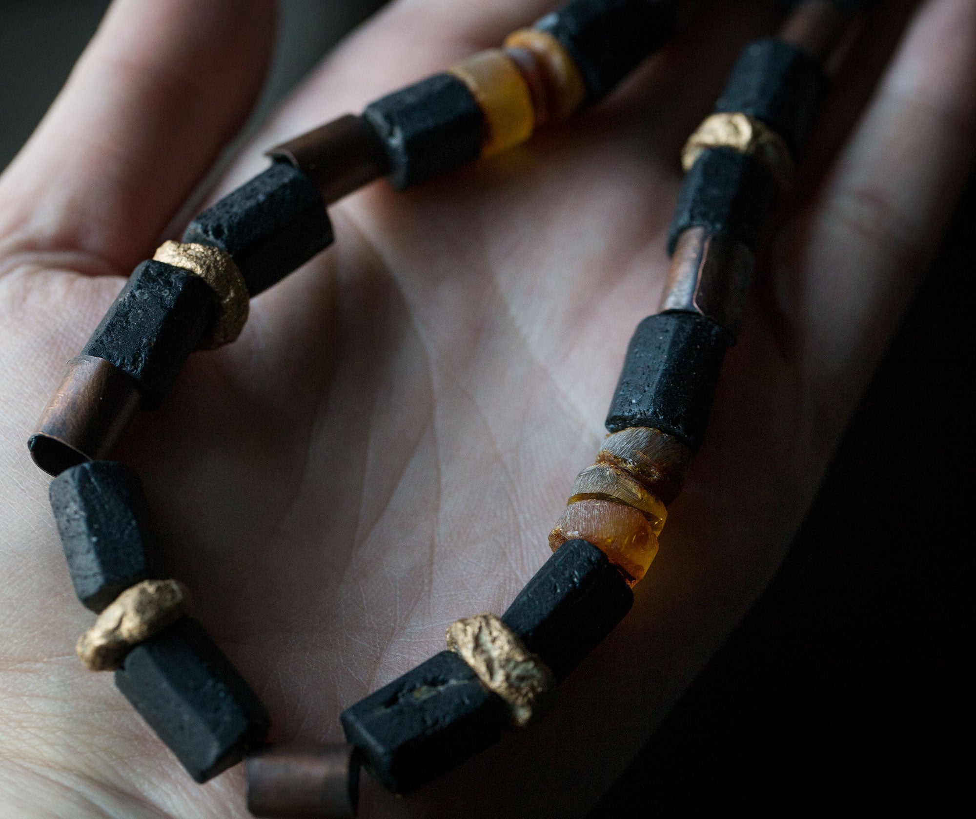 Naszyjnik etniczny miedziany z surowym czarnym turmalinem, bursztynem bałtyckim i glinianymi koralikami