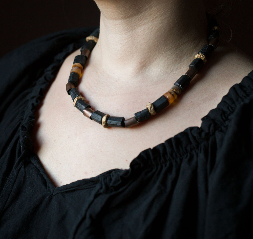 Naszyjnik etniczny miedziany z surowym czarnym turmalinem, bursztynem bałtyckim i glinianymi koralikami