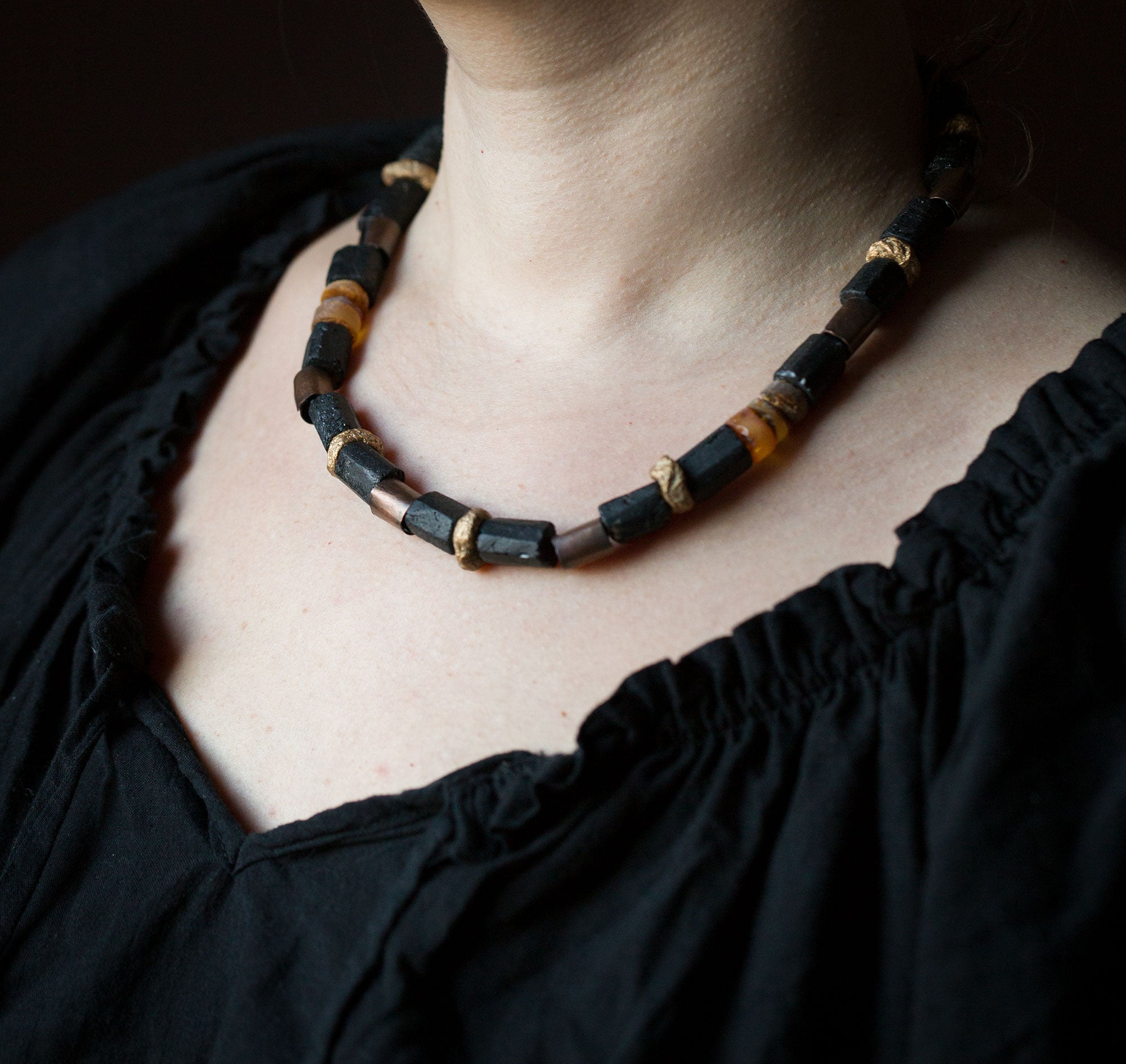 Naszyjnik etniczny miedziany z surowym czarnym turmalinem, bursztynem bałtyckim i glinianymi koralikami