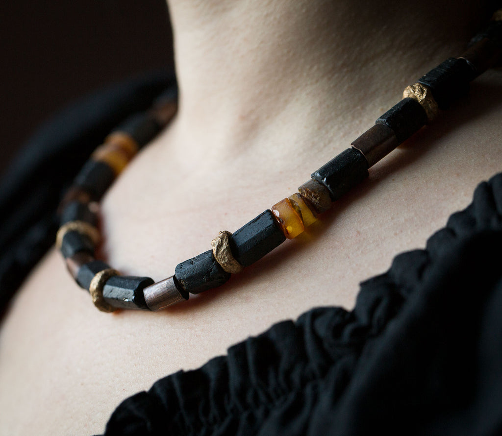 Naszyjnik etniczny miedziany z surowym czarnym turmalinem, bursztynem bałtyckim i glinianymi koralikami