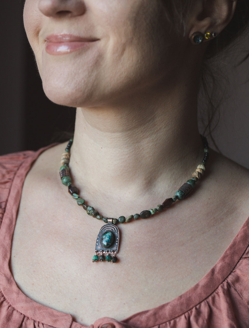 Naszyjnik etniczny z turkusami, chryzokolą, jaspisem i drewnem