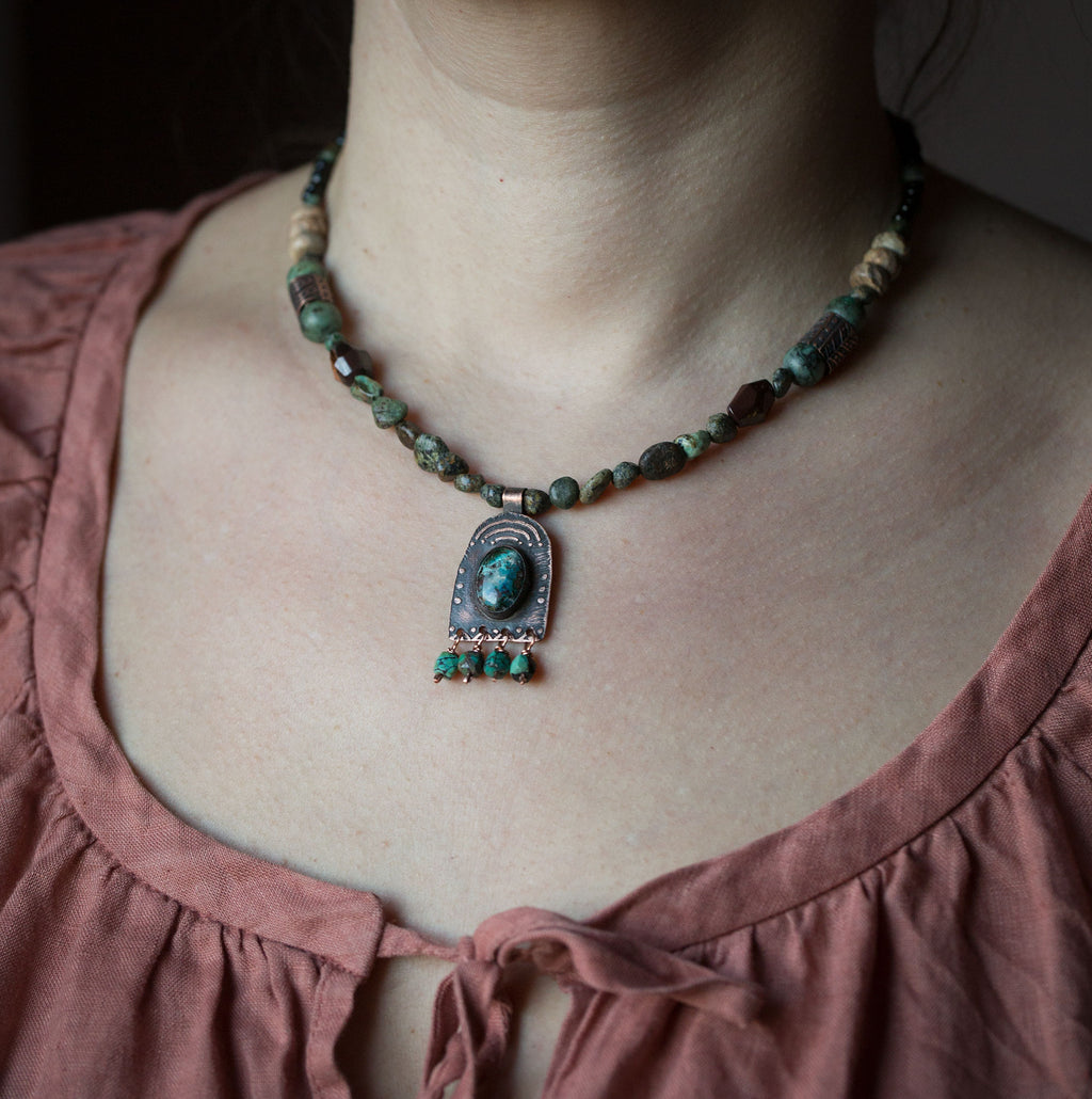 Naszyjnik etniczny z turkusami, chryzokolą, jaspisem i drewnem