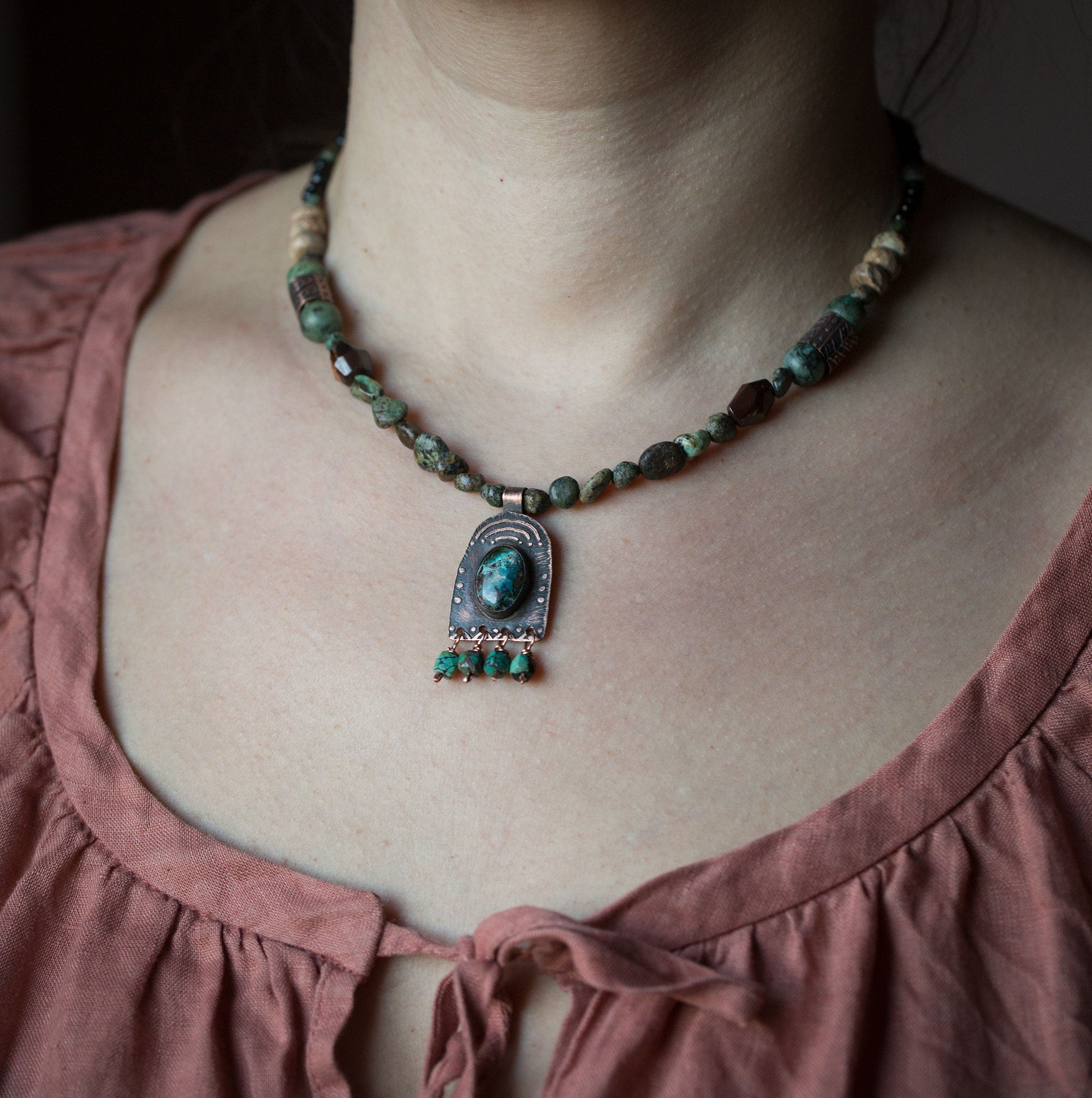 Naszyjnik etniczny z turkusami, chryzokolą, jaspisem i drewnem