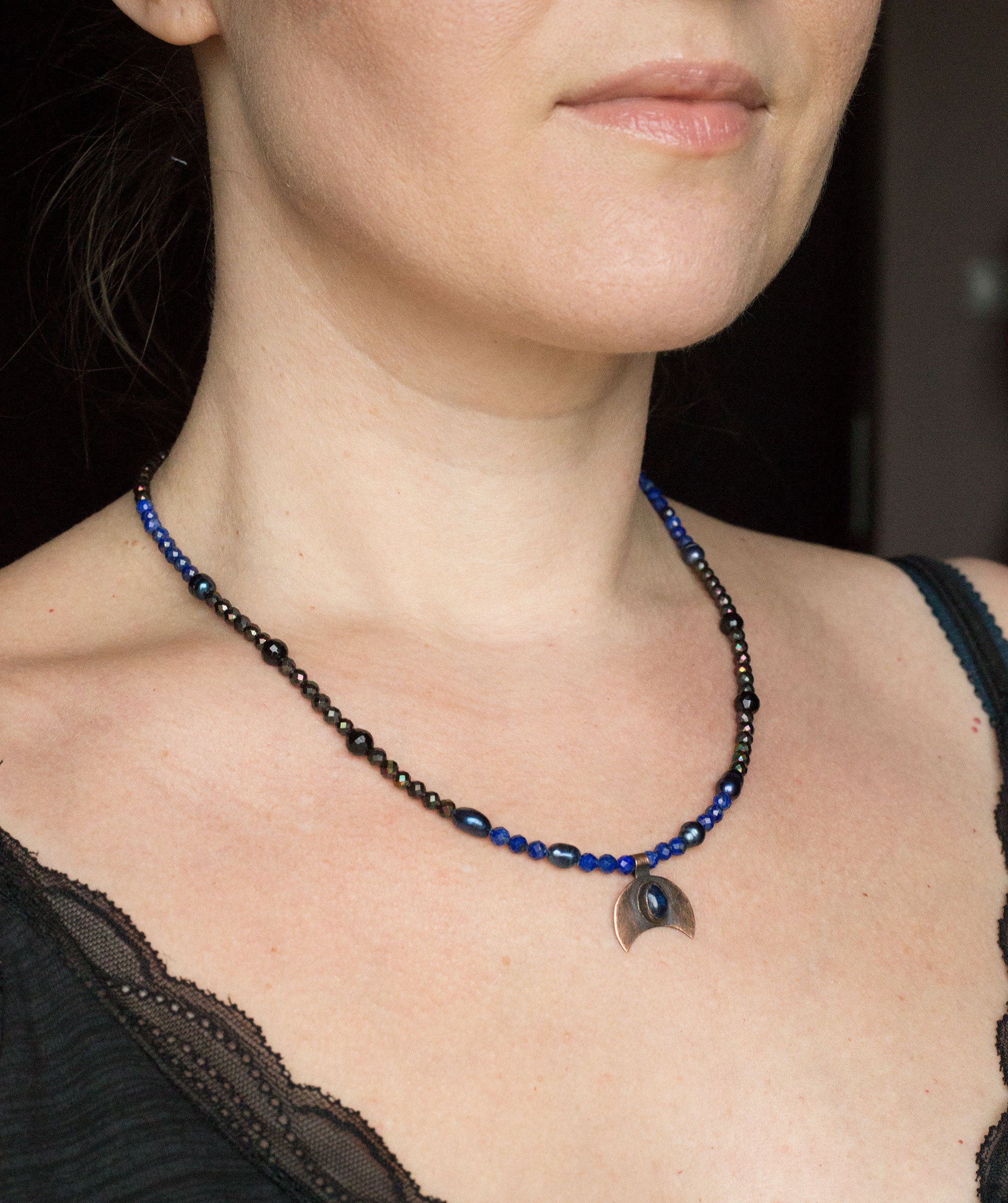 Naszyjnik z lunulą z kianitem; lapis lazuli, perły, hematyt, onyx