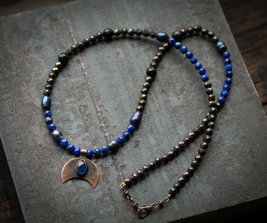 Naszyjnik z lunulą z kianitem; lapis lazuli, perły, hematyt, onyx
