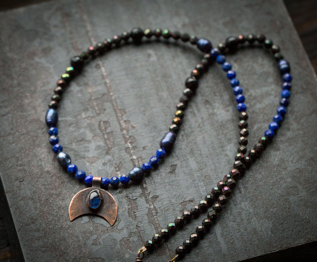 Naszyjnik z lunulą z kianitem; lapis lazuli, perły, hematyt, onyx