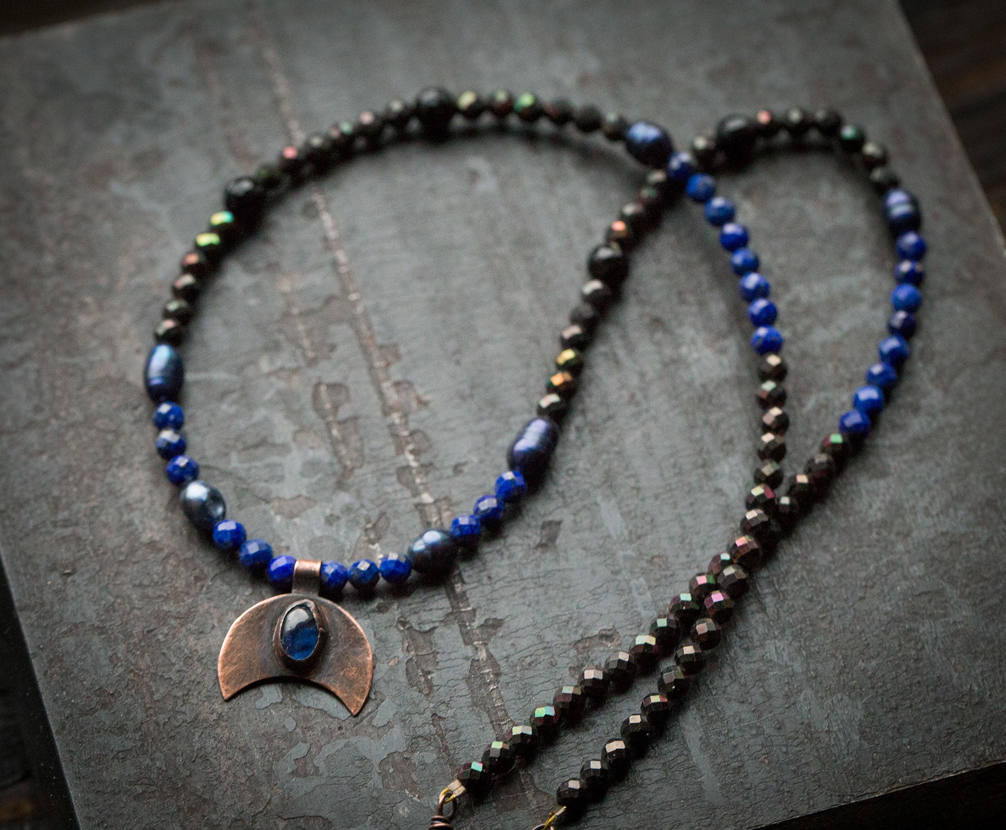 Naszyjnik z lunulą z kianitem; lapis lazuli, perły, hematyt, onyx