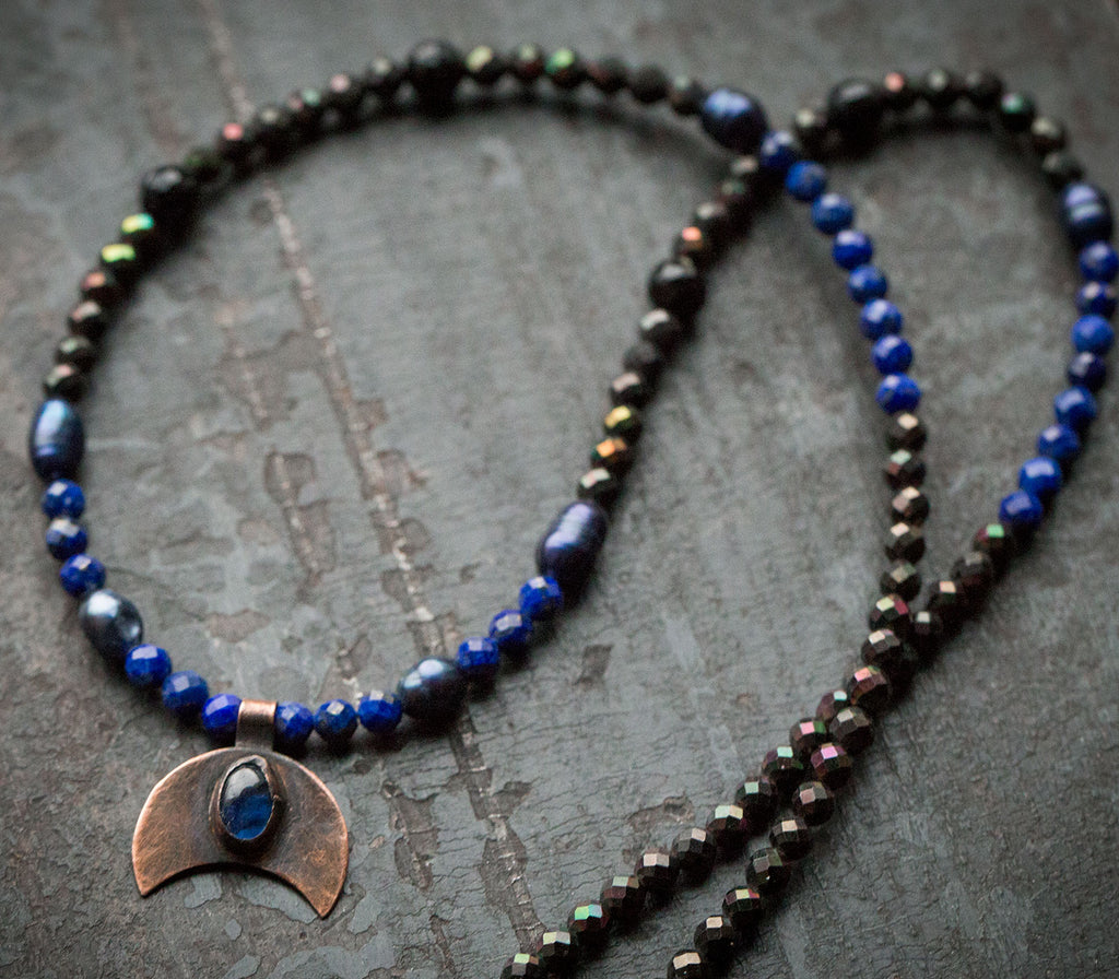 Naszyjnik z lunulą z kianitem; lapis lazuli, perły, hematyt, onyx
