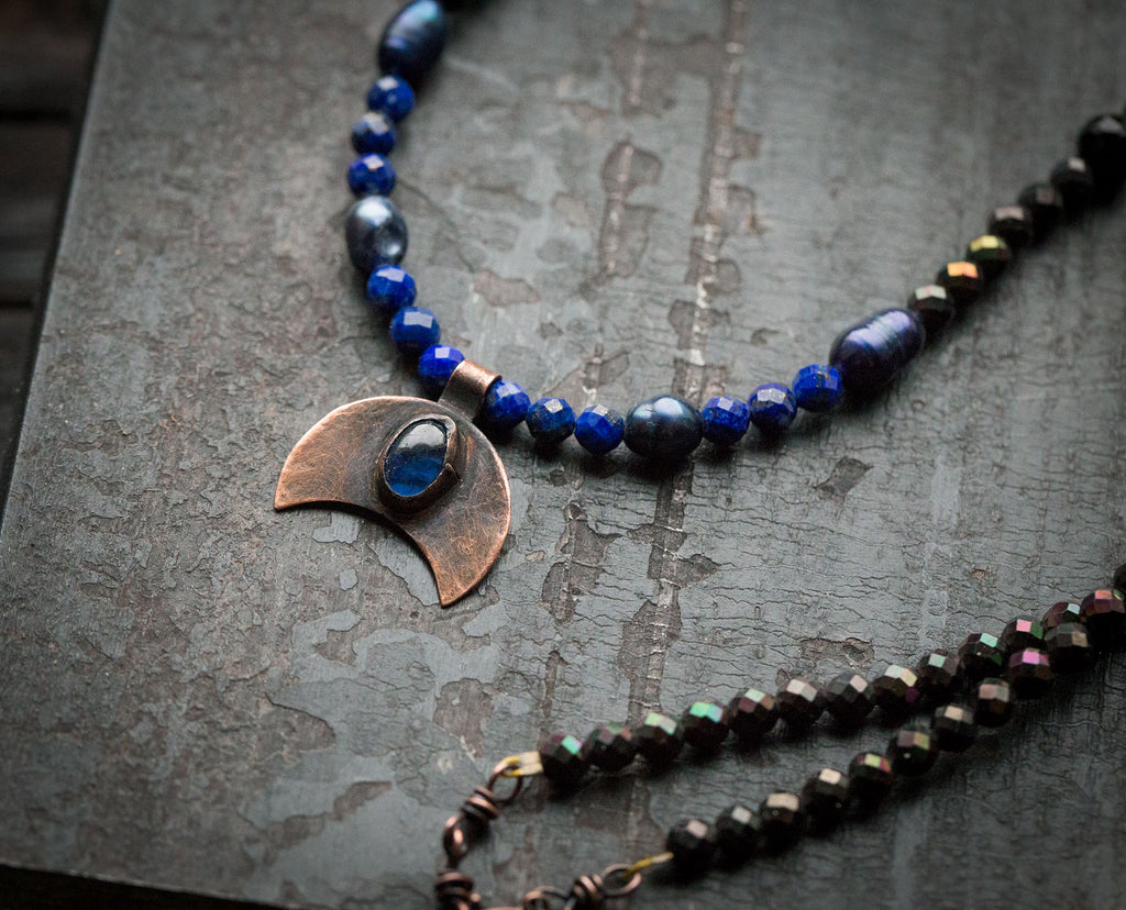 Naszyjnik z lunulą z kianitem; lapis lazuli, perły, hematyt, onyx