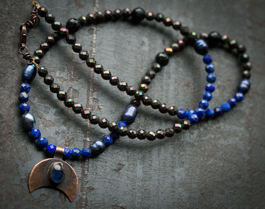 Naszyjnik z lunulą z kianitem; lapis lazuli, perły, hematyt, onyx