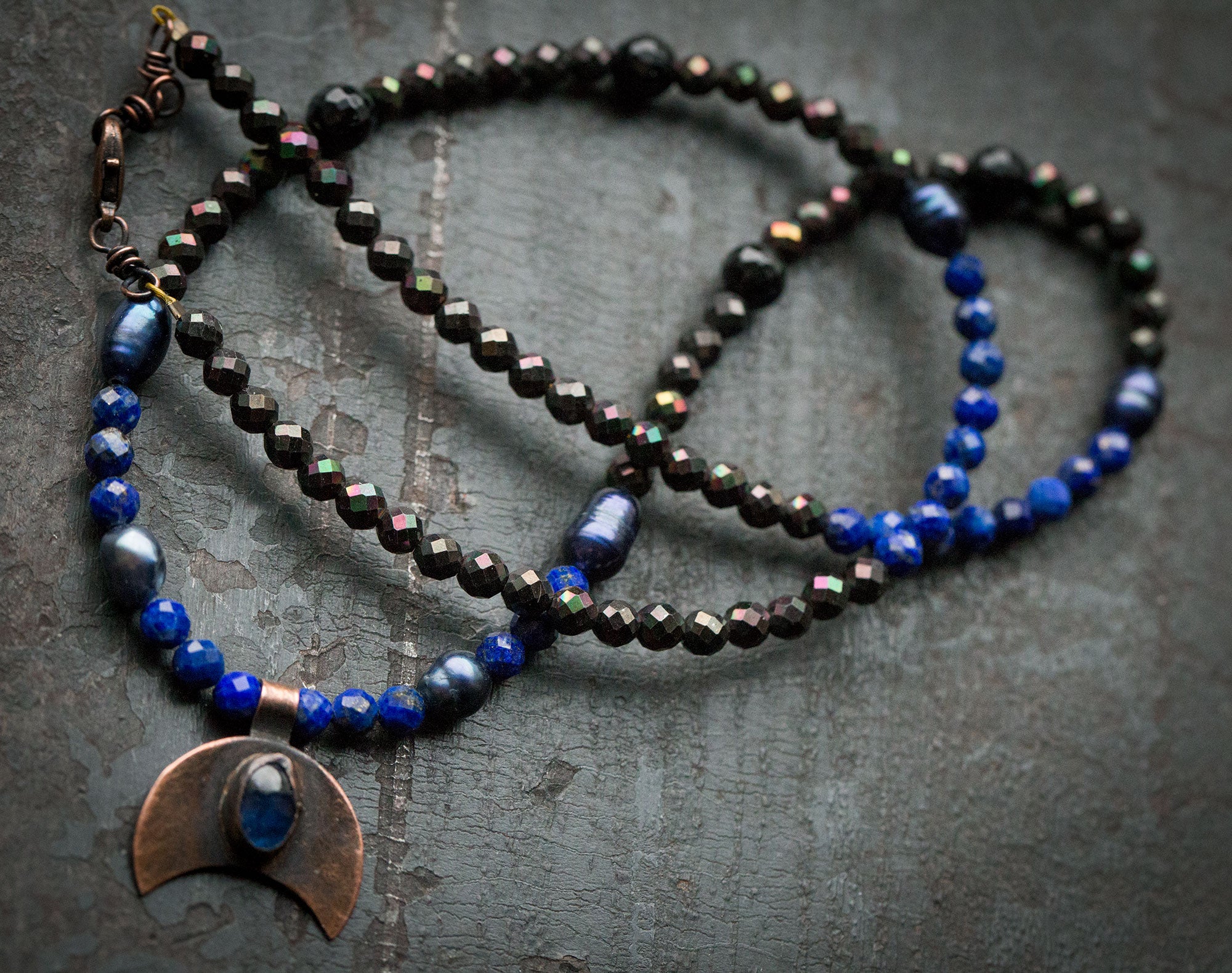 Naszyjnik z lunulą z kianitem; lapis lazuli, perły, hematyt, onyx