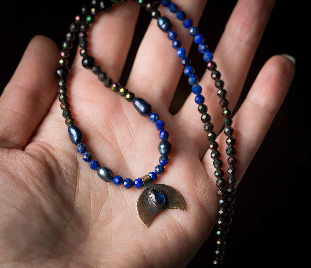 Naszyjnik z lunulą z kianitem; lapis lazuli, perły, hematyt, onyx