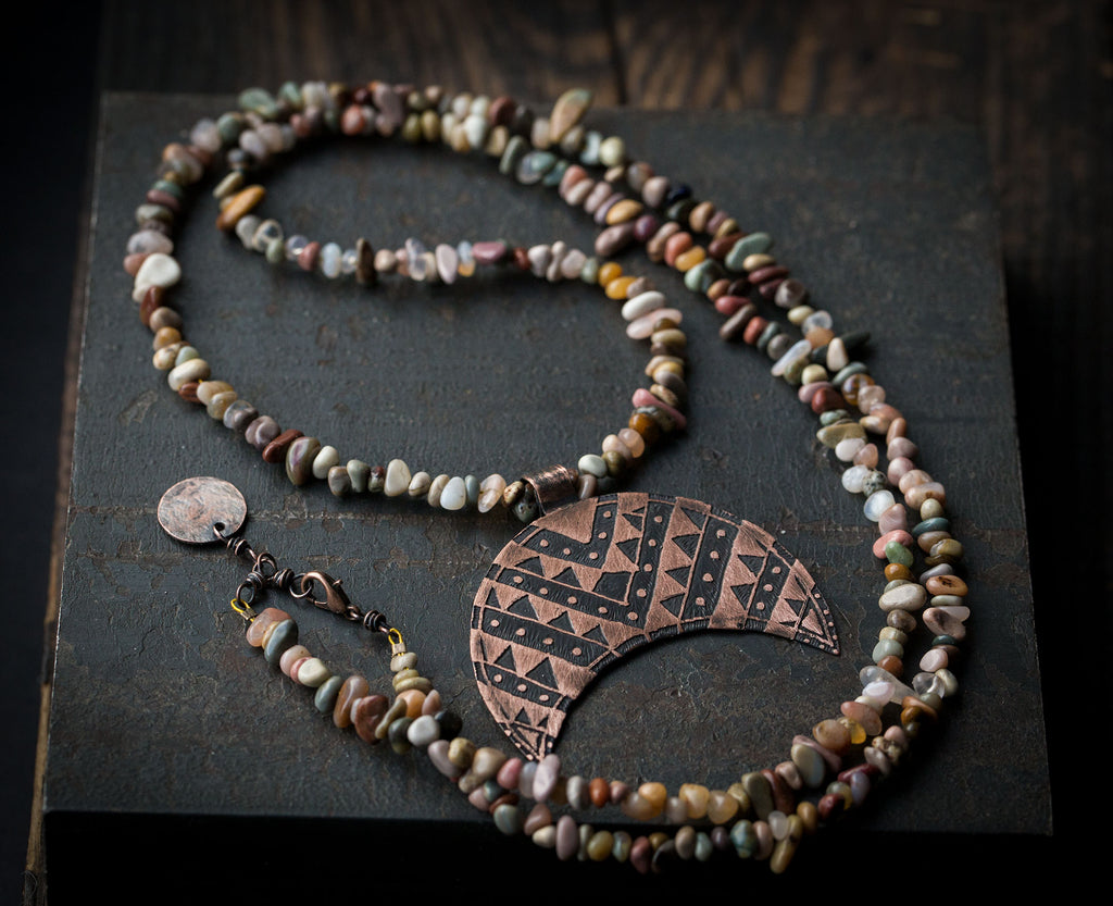 Etniczna lunula z agatami w kolorach ziemi