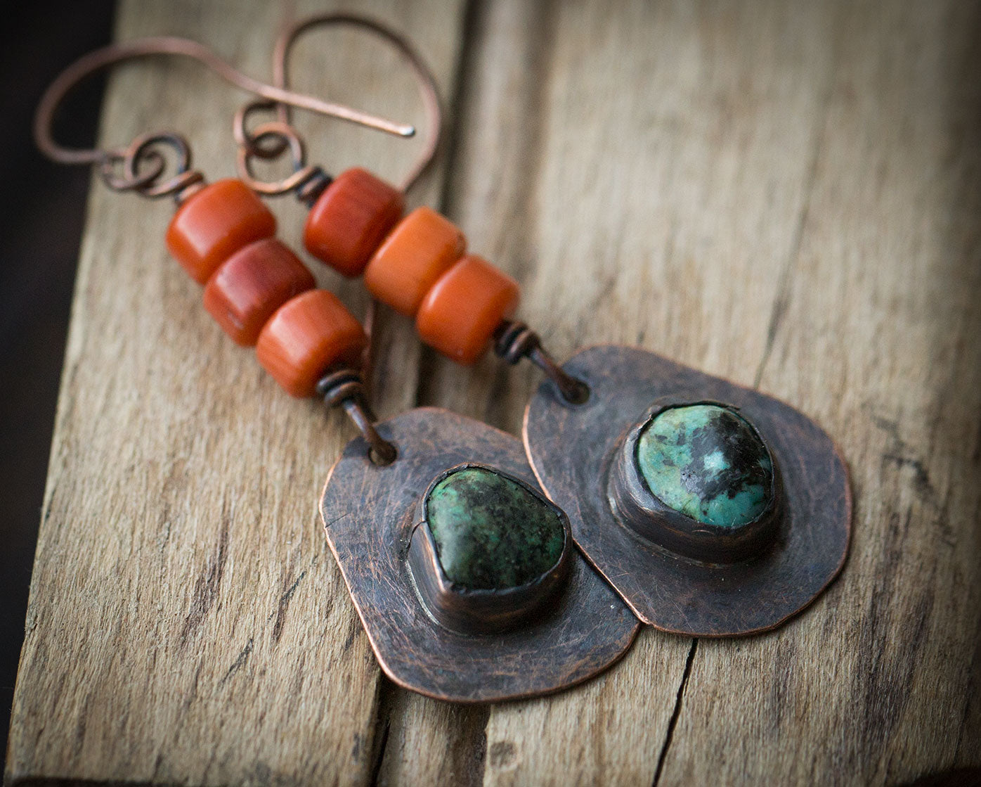 Kolczyki w surowym stylu z turkusem i pomarańczowym koralem