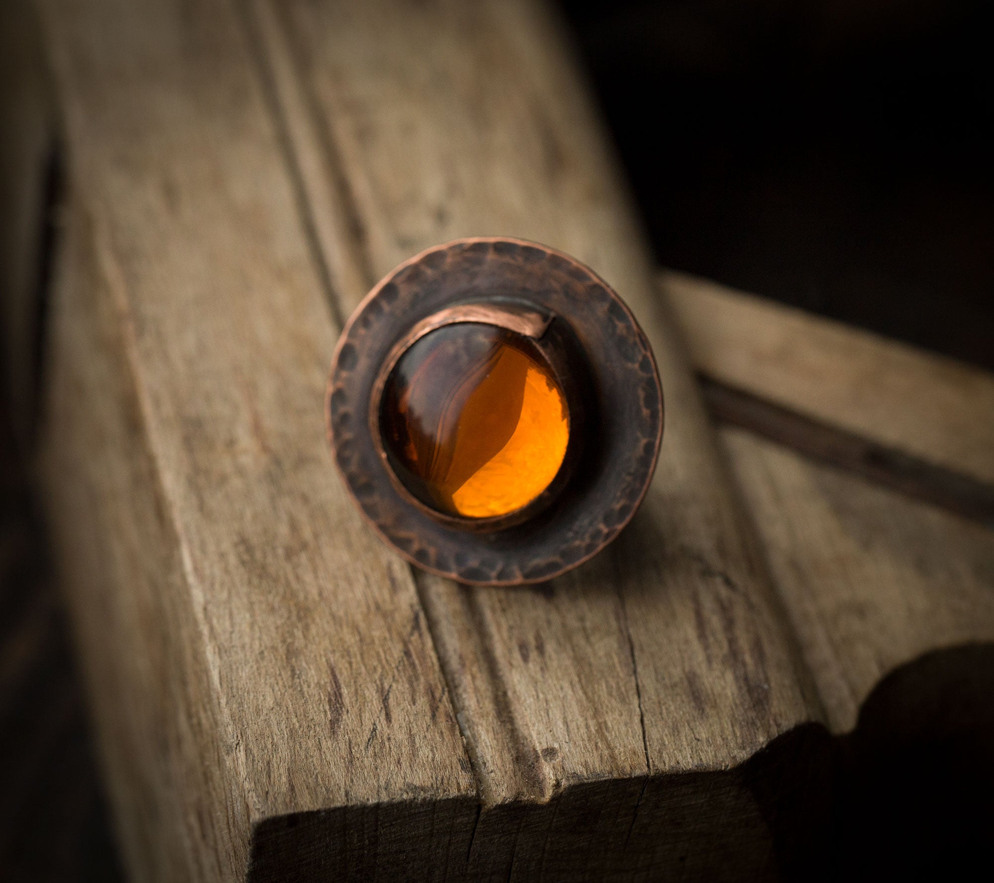 Pierścionek z bursztynowym szkłem