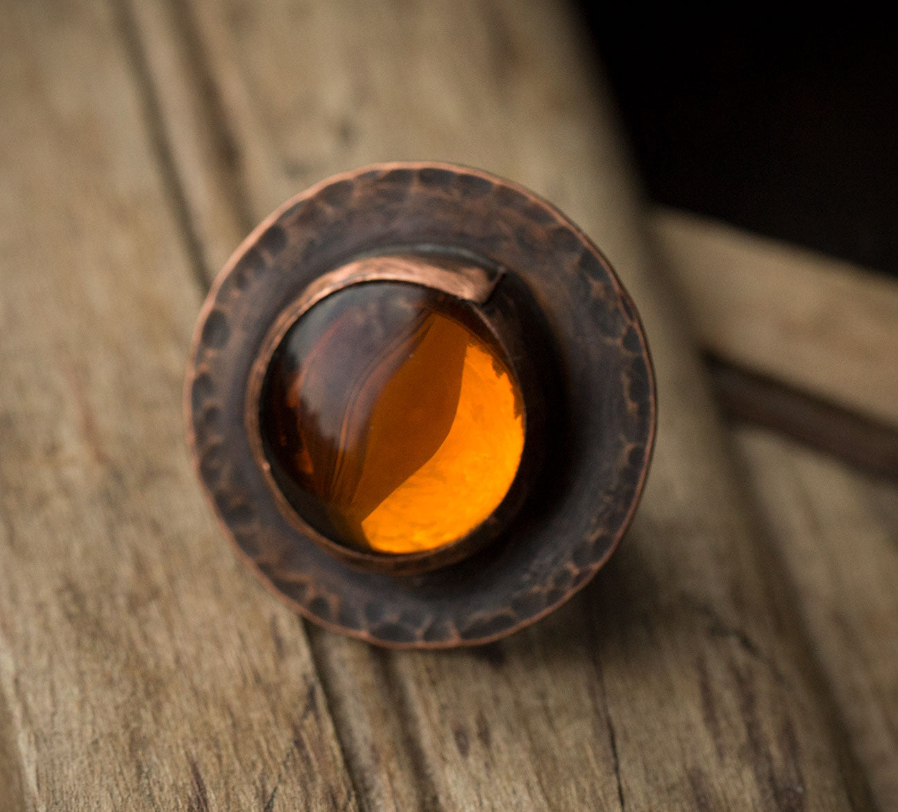 Pierścionek z bursztynowym szkłem
