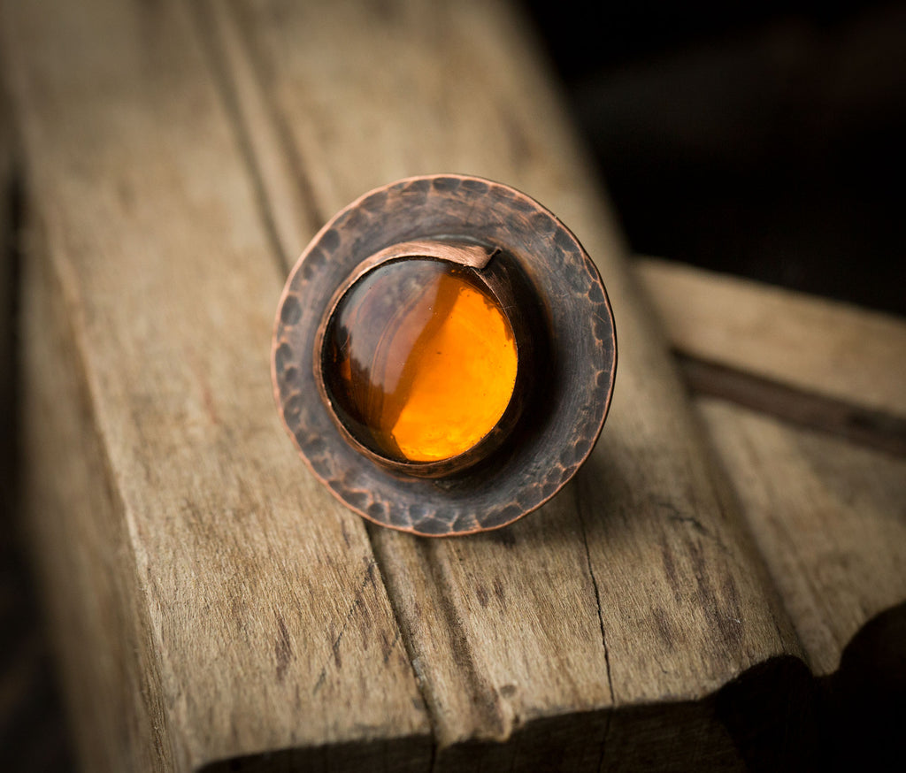 Pierścionek z bursztynowym szkłem