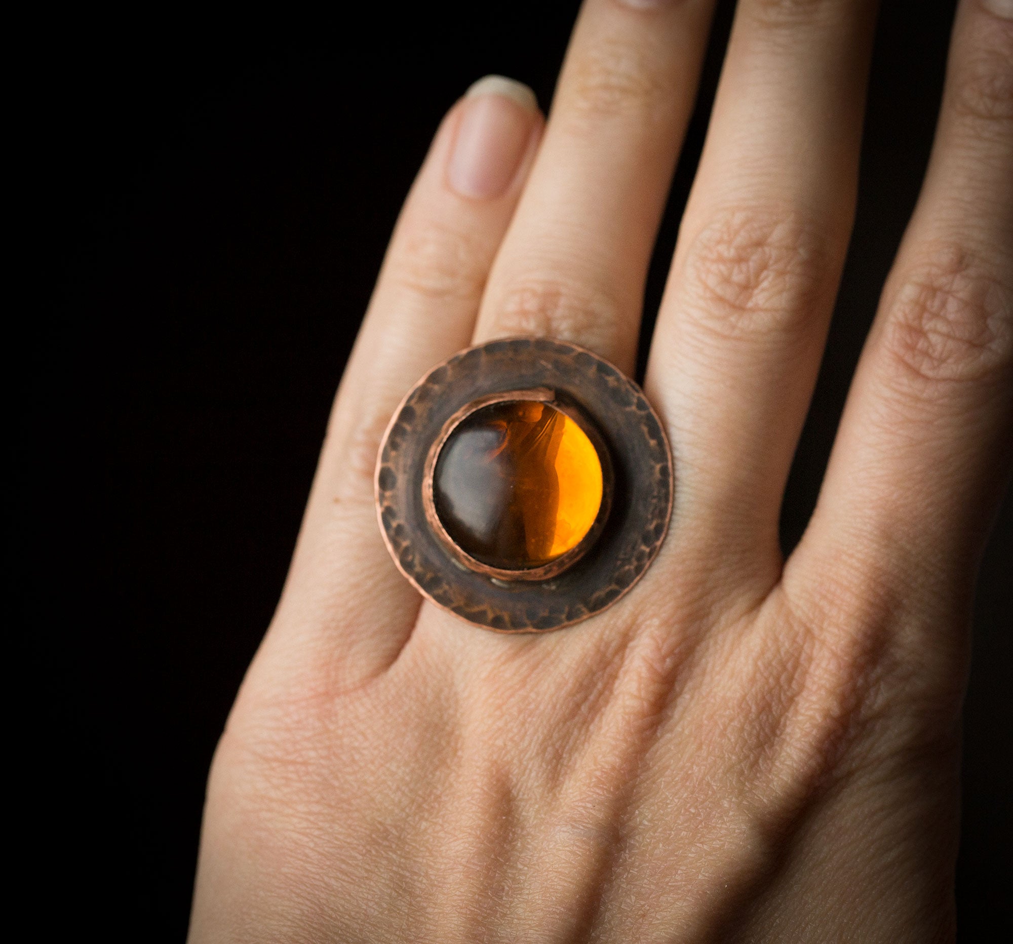 Pierścionek z bursztynowym szkłem