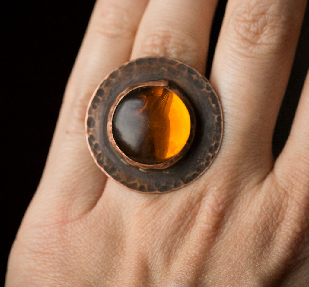 Pierścionek z bursztynowym szkłem