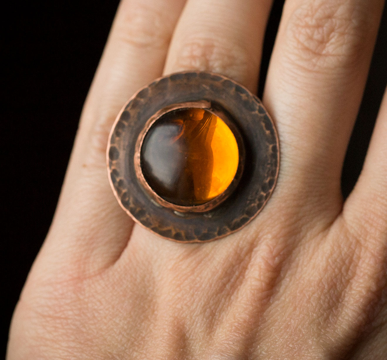 Pierścionek z bursztynowym szkłem