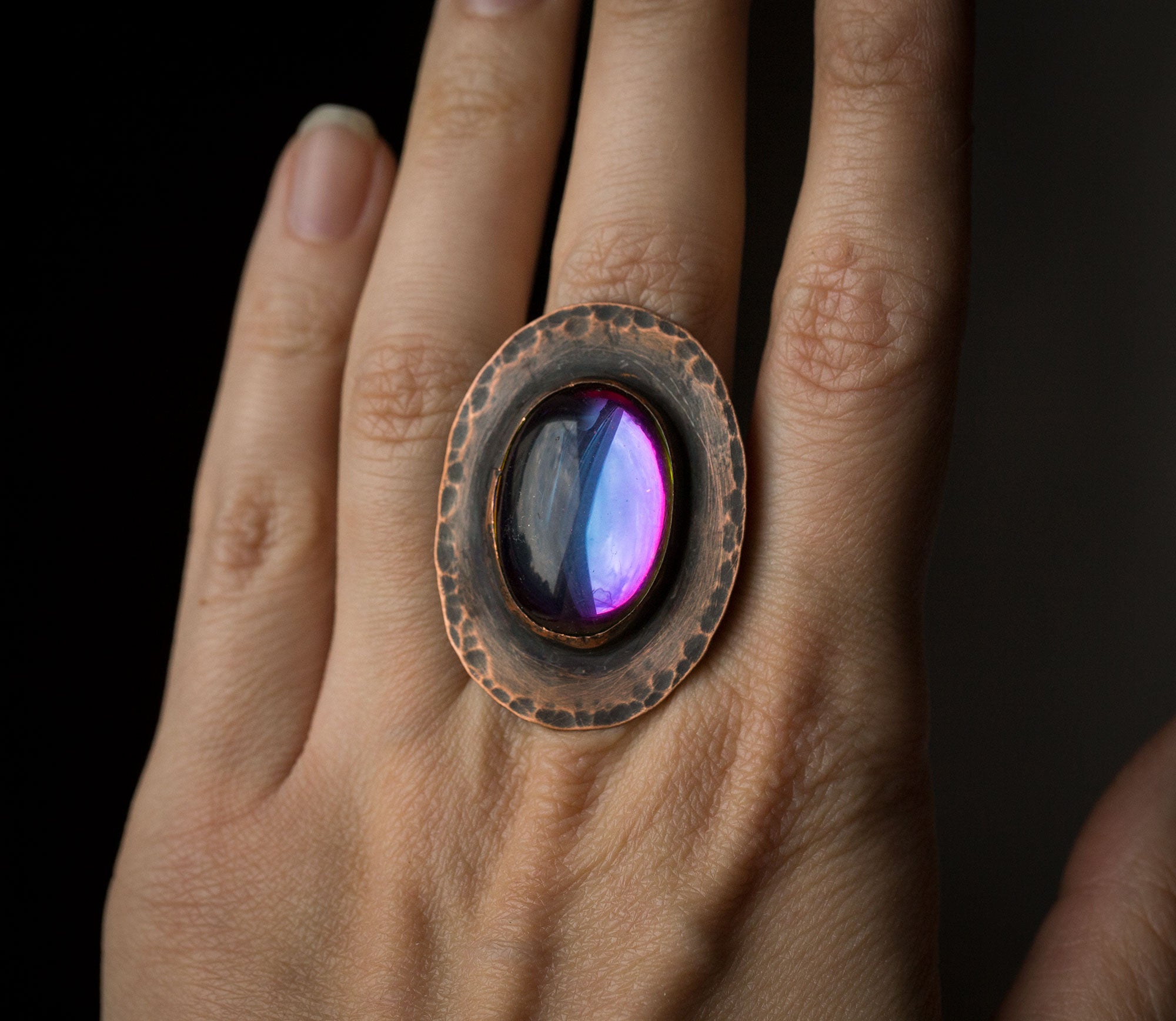 Pierścionek z tęczowym szkłem