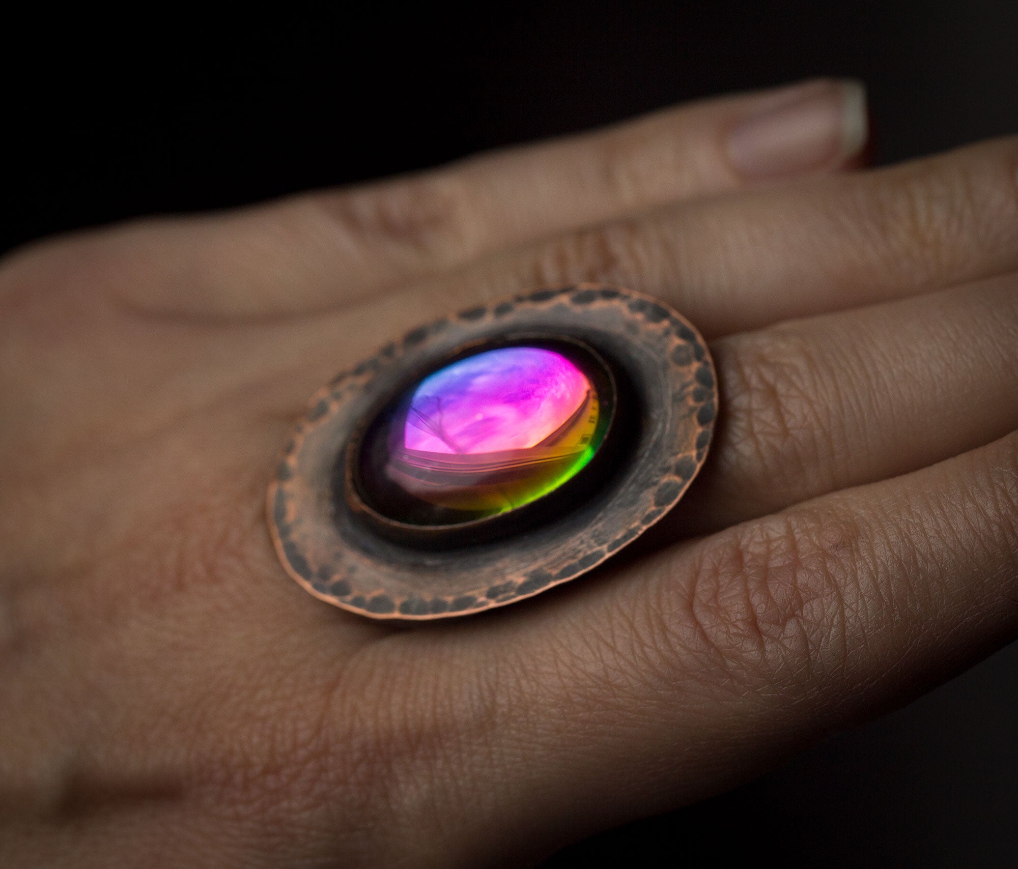 Pierścionek z tęczowym szkłem