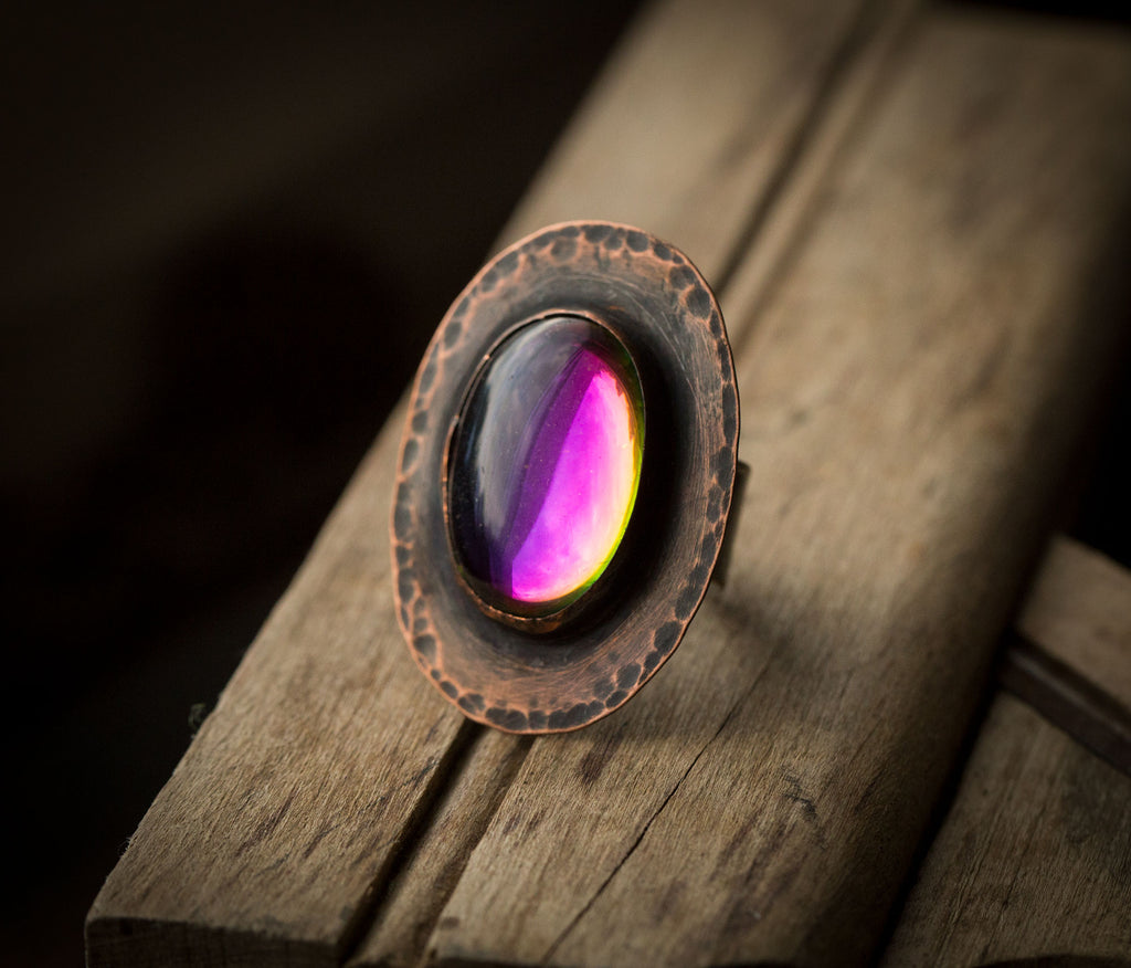 Pierścionek z tęczowym szkłem