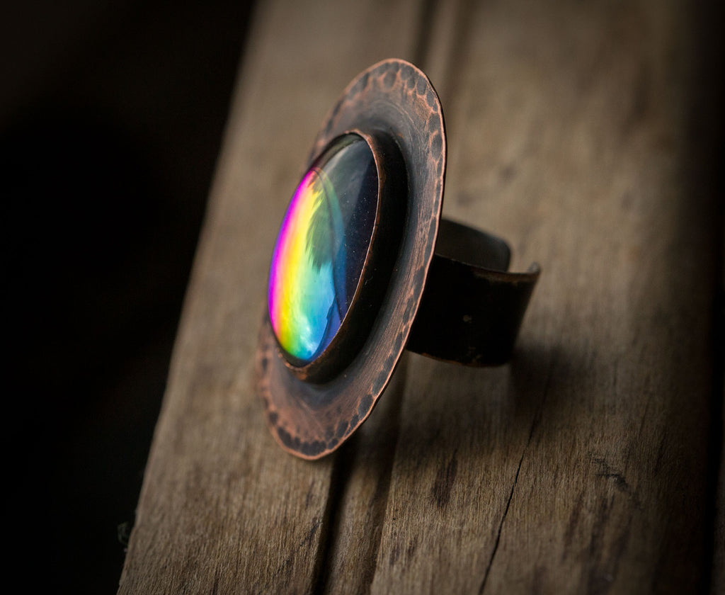 Pierścionek z tęczowym szkłem