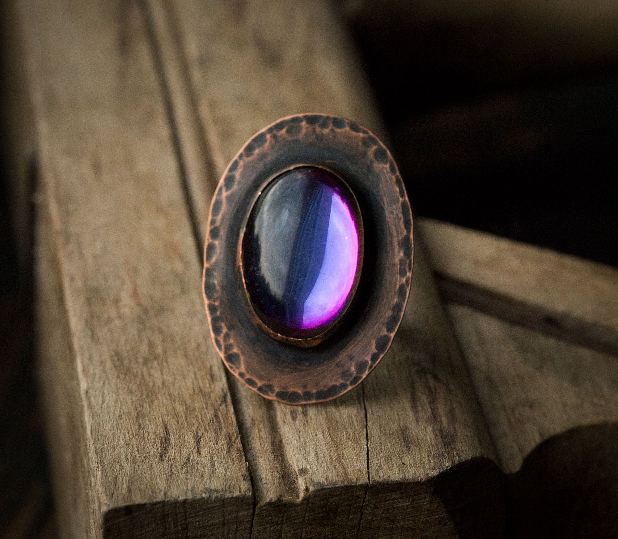 Pierścionek z tęczowym szkłem