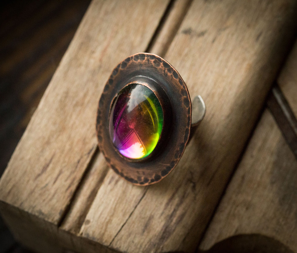 Pierścionek z tęczowym szkłem