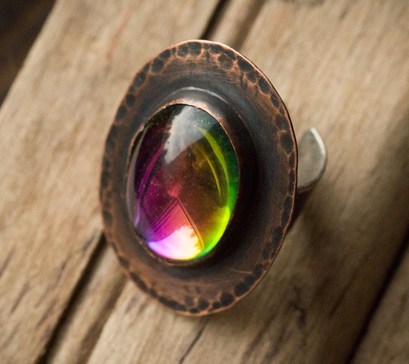 Pierścionek z tęczowym szkłem