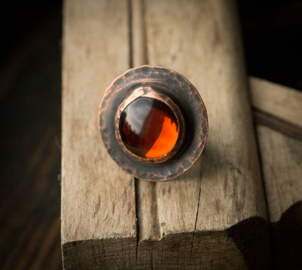 Pierścionek z koniakowym szkłem