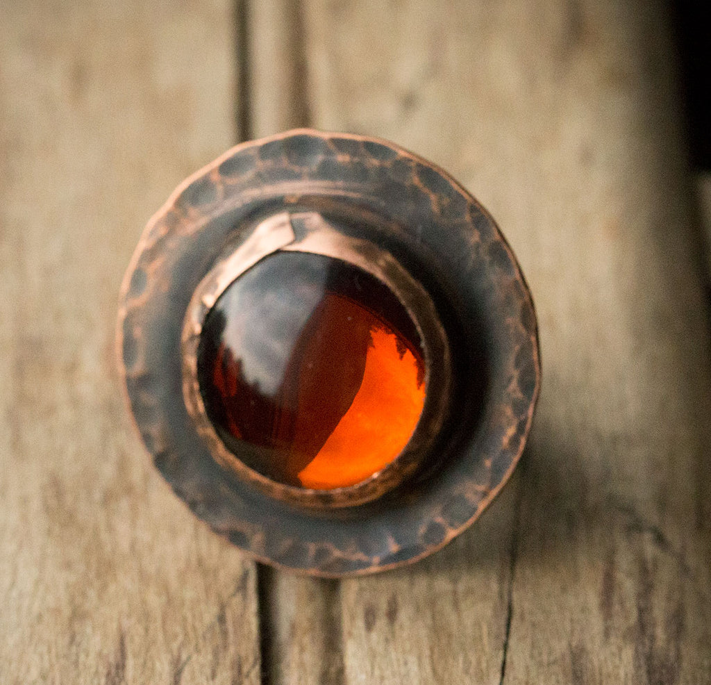 Pierścionek z koniakowym szkłem