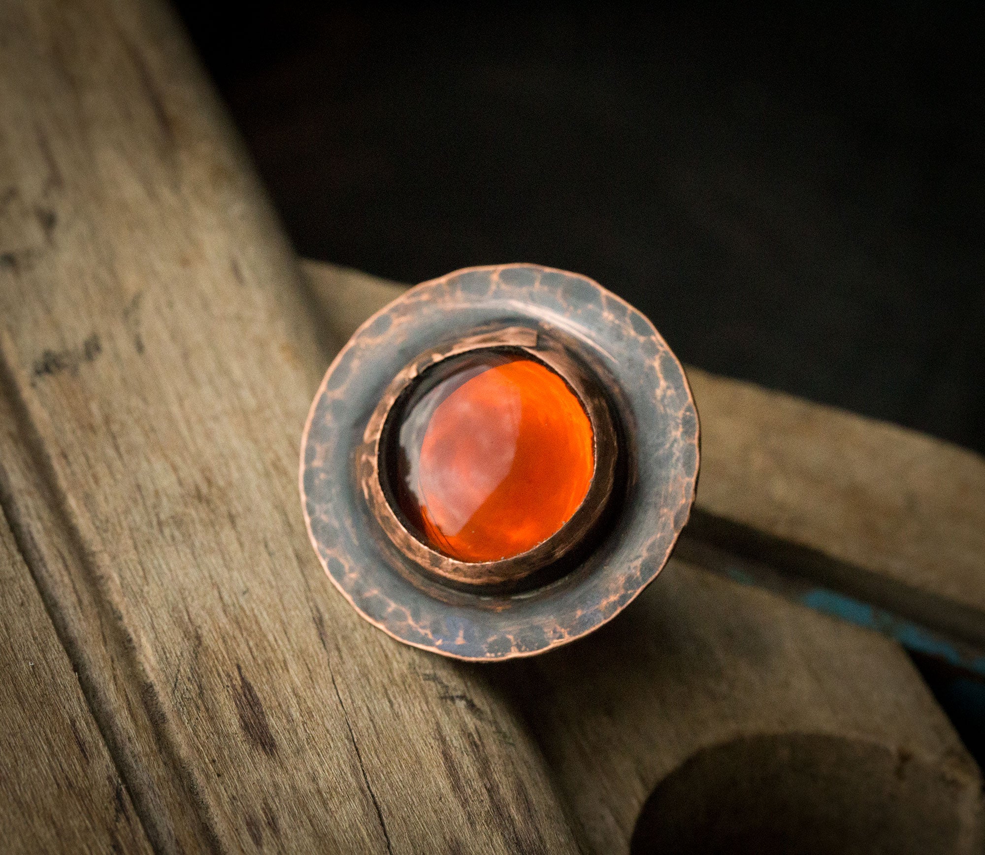 Pierścionek z koniakowym szkłem