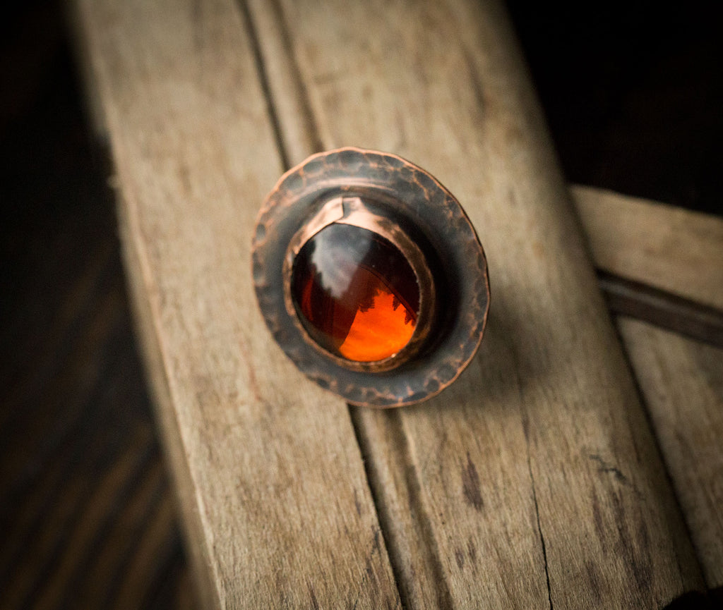 Pierścionek z koniakowym szkłem